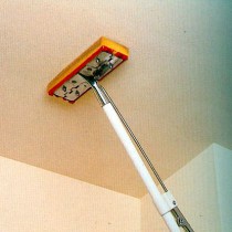 Способы быстрой смывки побелки с потолка